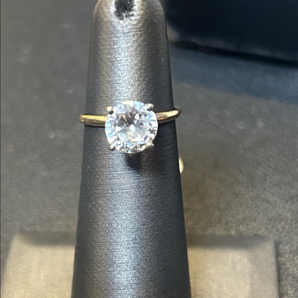 450890 14k yg CZ solitaire approx .75 carat  size 4